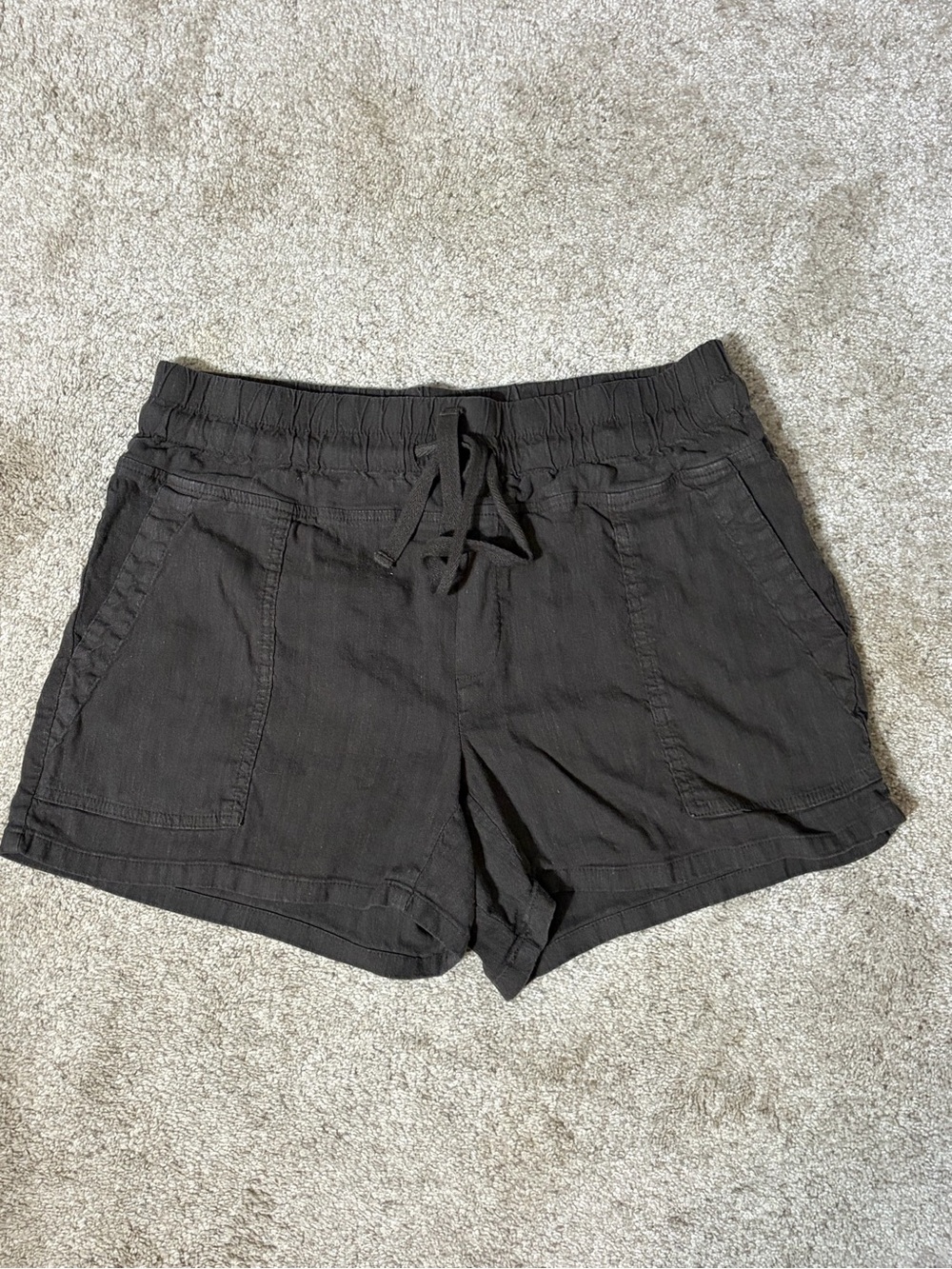 Kut from the Kloth Kagana Black Linen Shorts